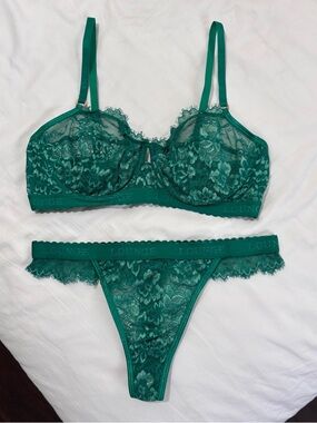 LOUNGE Desire Balcony Bra (34D) + Thong (S) Set